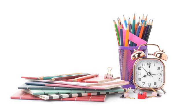 Zestaw materiałów szkolnych i zegar na białym tle. Czas na naukę - Zdjęcie, obraz