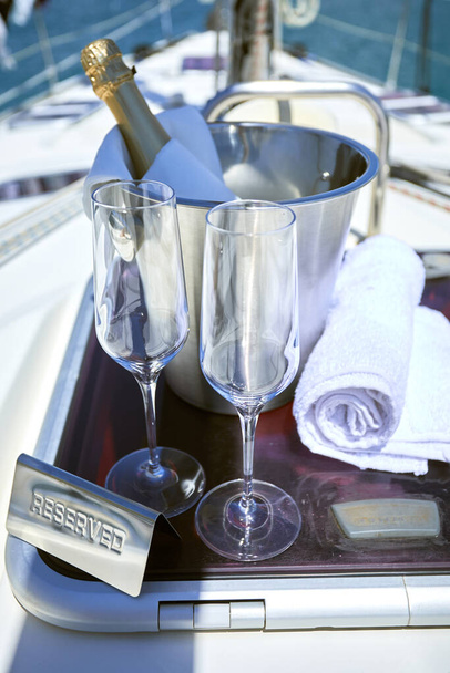 Романтический роскошный вечер на круизной яхте с шампанским  - Фото, изображение