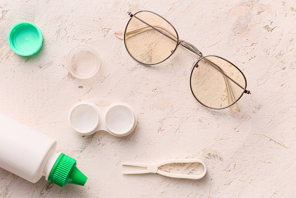 Lentilles de contact, lunettes et solution sur fond clair
 - Photo, image
