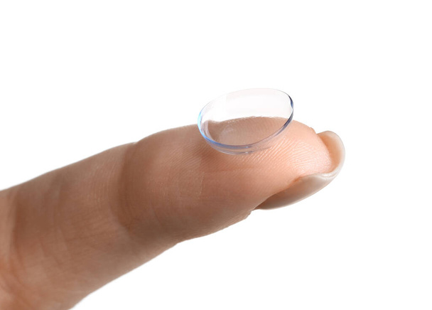 Finger mit Kontaktlinse auf weißem Hintergrund - Foto, Bild