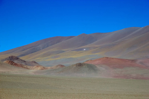 Quebrada del Diablo v Puna de Atacama, Argentina. Puna de Atacama je vyprahlá náhorní plošina v Andách severního Chile a Argentiny. V Argentině je území Puna rozšířeno v provinciích Salta, Jujuy a Catamarca - Fotografie, Obrázek