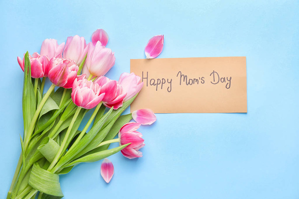Bellissimi fiori e carte per la festa della mamma sullo sfondo a colori
 - Foto, immagini