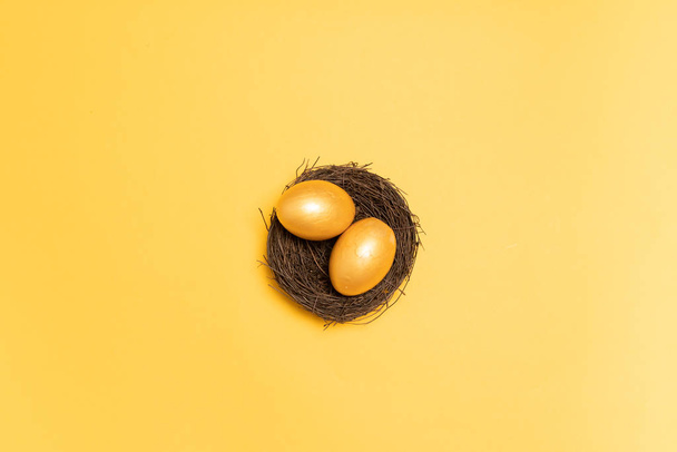 Κάτοψη των χρυσών αυγών στη φωλιά - Φωτογραφία, εικόνα