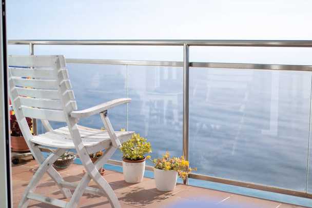 балкон зі стільцями біля моря 2
 - Фото, зображення