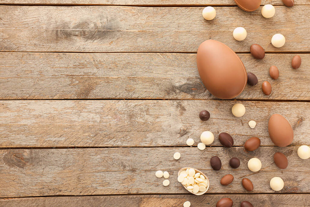 Huevos de Pascua de chocolate dulce sobre fondo de madera
 - Foto, Imagen