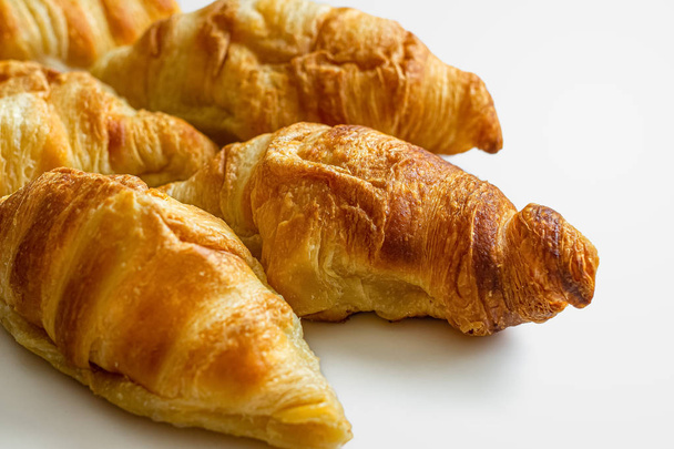 Mini croissant francesi freschi e deliziosi della pasticceria, su sfondo bianco
 - Foto, immagini