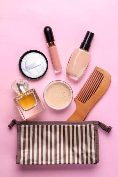 Schminkset. Damenkosmetik in einer Kosmetiktasche und Make-up-Pinsel auf rosa Hintergrund. Frauensache. Ansicht von oben - Foto, Bild