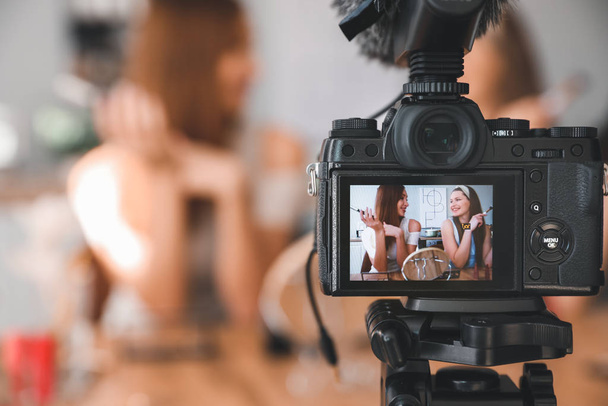 Junge Beauty-Bloggerinnen nehmen Video zu Hause auf - Foto, Bild