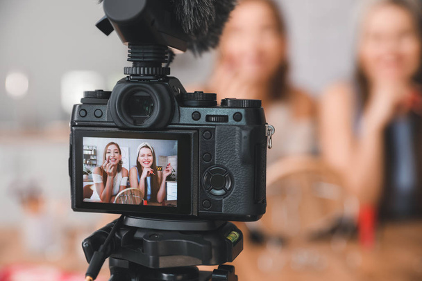 Genç güzellik blogcuları evde video kaydediyor - Fotoğraf, Görsel
