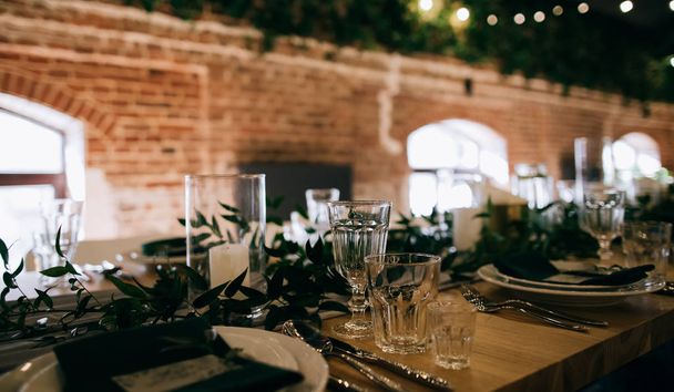 Rusztikus esküvői asztal dekoráció az éttermi vacsorához. Táblázat - Fotó, kép