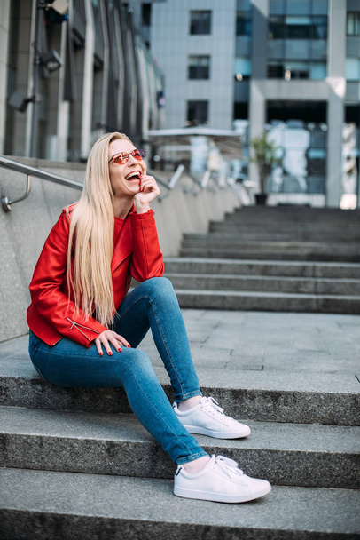 Young blonde hipster woman Smiling blonde woman laughing on the street cheerfully. Lovely young lady feeling happy. - Φωτογραφία, εικόνα