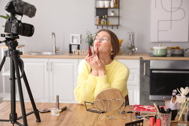 junge Beauty-Bloggerin nimmt Video zu Hause auf - Foto, Bild