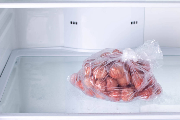 Zamrożone klopsiki w plastikowej torbie w lodówce - Zdjęcie, obraz