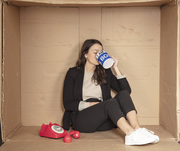 chômeuse femme d'affaires boit du café dans une grande tasse
 - Photo, image