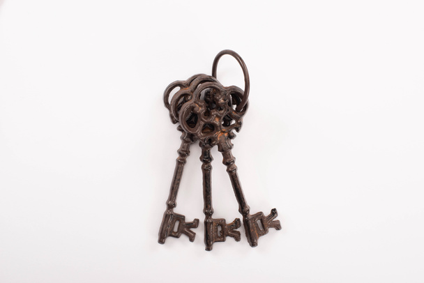 top view of vintage rusty keys isolated on white - Φωτογραφία, εικόνα