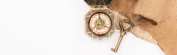 Draufsicht auf Vintage-Schlüssel, Kompass und Altpapier isoliert auf Weiß, Panoramaaufnahme - Foto, Bild