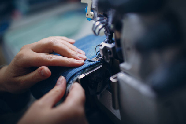 Молоді красиві швачки шиють на швейній машинці на заводі
 - Фото, зображення