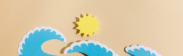Draufsicht auf Papier geschnittene Sonne und Meereswellen auf beige, Panoramaaufnahme - Foto, Bild