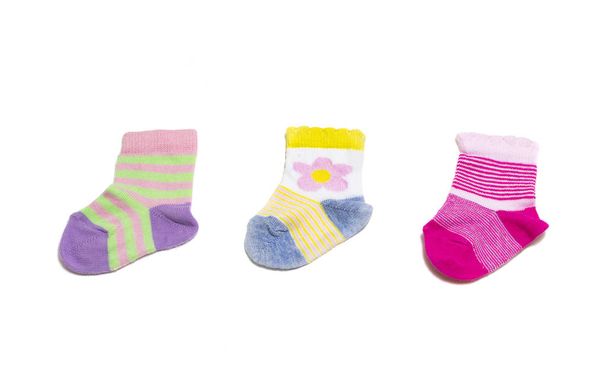 Beyaz arka planda izole edilmiş renkli bebek çorapları. - Fotoğraf, Görsel