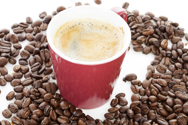 焙煎した豆の山のコーヒー カップ - 写真・画像