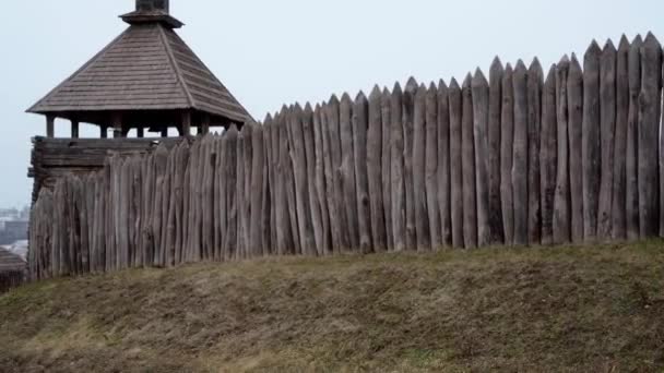 Régi fából készült fal egy faházban. - Felvétel, videó