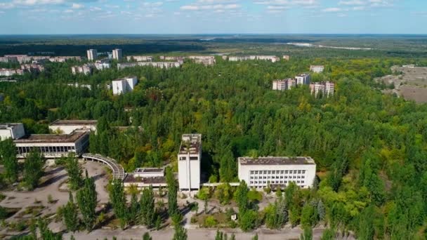 Widok z lotu ptaka opuszczonych budynków w mieście Prypeć koło Czarnobyla Npp - Materiał filmowy, wideo