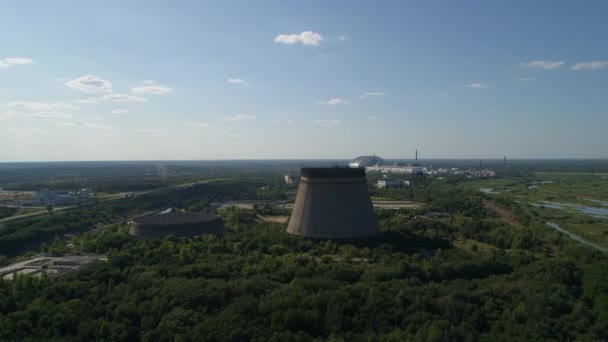 Luchtfoto van koeltorens voor de vijfde, zesde kernreactor van Tsjernobyl Npp - Video