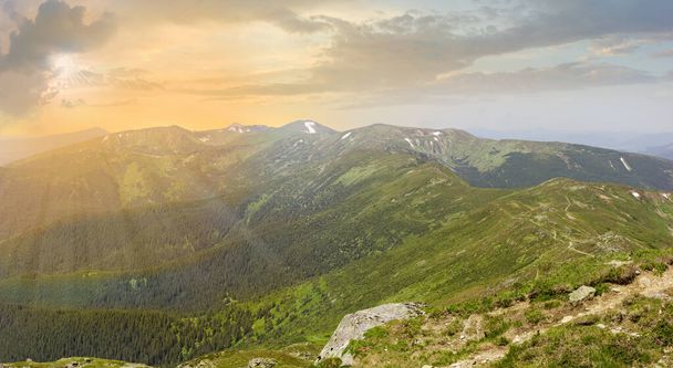 Cordillera Chornohora en verano al atardecer. Vista panorámica desde el pico Pip Ivan, Cárpatos, Ucrania
 - Foto, imagen