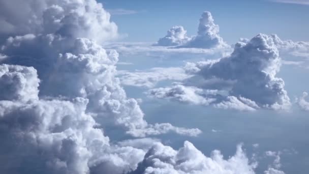 Szép felhők és a kék ég háttér. Természet időjárás, felhő a kék ég, a nyári naplementében. A légi felvétel a drone. - Felvétel, videó