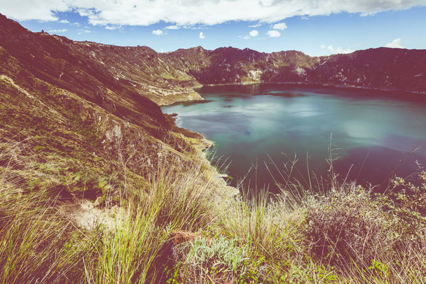 Λίμνη Κιλοτόα. Πανόραμα της γαλαζοπράσινης λιμνοθάλασσας του ηφαιστείου Quilotoa, κοντά στο Κίτο, περιοχή των Άνδεων του Ισημερινού. - Φωτογραφία, εικόνα