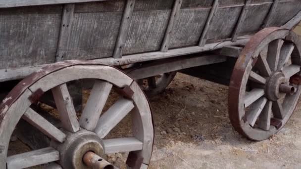 Stary drewniany wózek stoi na wiejskim dziedzińcu. - Materiał filmowy, wideo