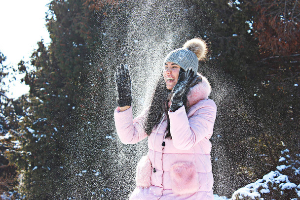 una ragazza che gioca palle di neve in inverno in parck
 - Foto, immagini
