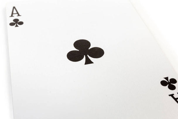 Symbol der Keulen in Nahaufnahme in selektivem Fokus auf das Fragment eines Spielkarten-Asses auf weißem Hintergrund - Foto, Bild