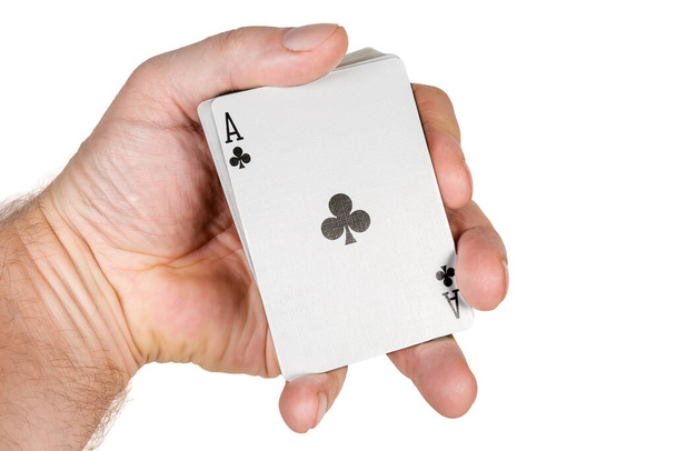 Deck de jogar cartas em uma mão masculina com ás de paus virados para cima em um fundo branco
 - Foto, Imagem