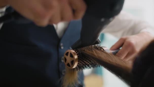 Handheld video shows of hairdresser working in hair salon. Shot with RED helium camera in 8K - Imágenes, Vídeo