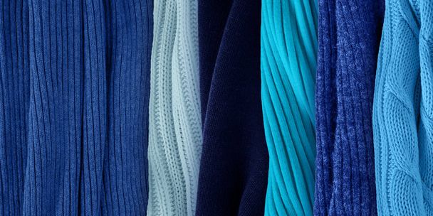 Τα καλύτερα μπλε χρώματα ταιριάζουν για το κλασικό μπλε. Τάσεις χρωμάτων μόδας για το έτος 2020. Δείγματα πλεκτών υφασμάτων ρούχων. - Φωτογραφία, εικόνα