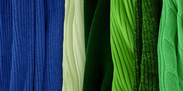 Los mejores colores verdes cálidos coinciden con el azul clásico. Tendencias de color de moda para el año 2020. Muestras de tela de ropa de punto
.  - Foto, imagen