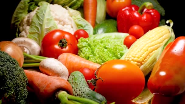 Крупним планом відео 4k багато свіжих сезонних овочів на чорному тлі. Концепція здорового харчування та органічної їжі. Ідеальний фон для вегетаріанців або веганів. Фермерство та сільське господарство
 - Кадри, відео