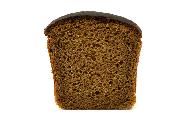 plasterek chleba żytniego na białym tle. Pyszny, brązowy chleb. Zbliżenie. - Zdjęcie, obraz