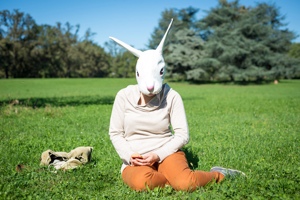 jovem hipster coelho mulher máscara no telefone
 - Foto, Imagem