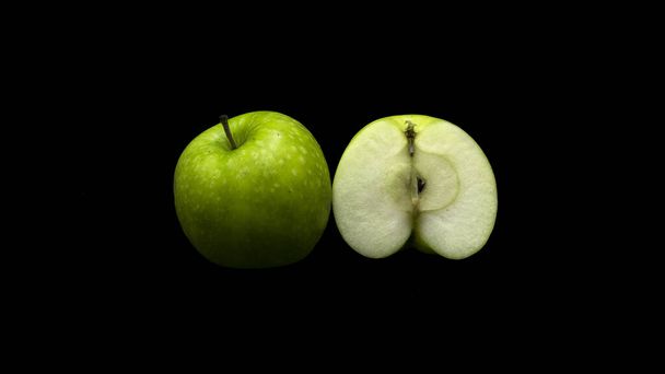 Manzana verde aislada sobre fondo negro. - Foto, Imagen