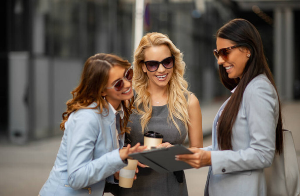 Business people meeting.Group of business women outdoors.They are talking and sharing their ideas in front of their building.Business concept. - Foto, Imagen