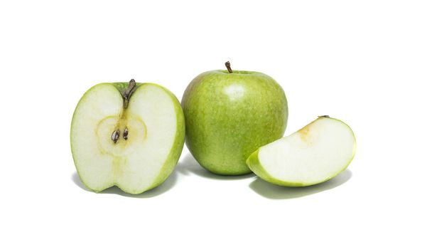 Pommes vertes et tranches de pommes isolées sur fond blanc
. - Photo, image