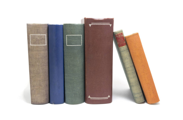 Куча разноцветных книг, изолированных на белом
. - Фото, изображение
