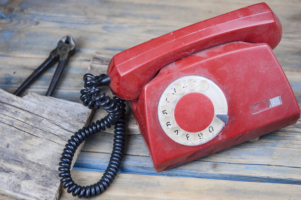Clásico viejo teléfono de línea giratoria en mesa de madera
 - Foto, Imagen