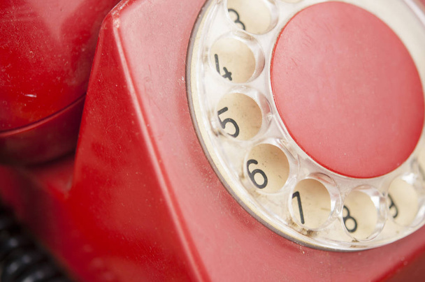 Telefono classico vecchio quadrante rotante su tavolo in legno
 - Foto, immagini