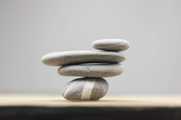 Kieselsteine auf Holztisch balancierend, Platz für Text. Zen-Konzept - Foto, Bild