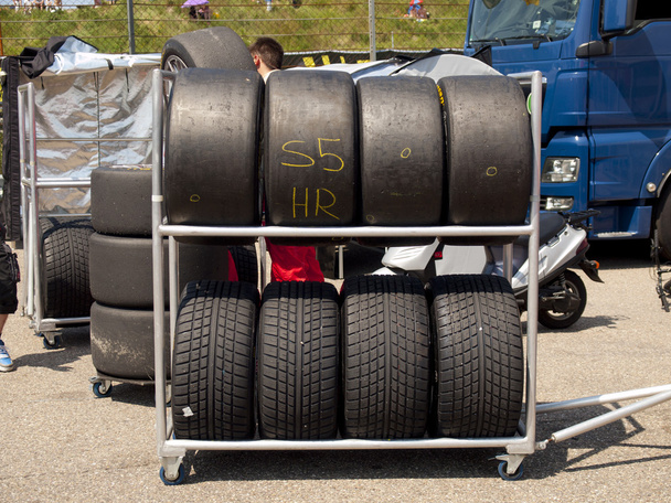 Los neumáticos de carrera están estancados detrás de la pitlane
 - Foto, Imagen
