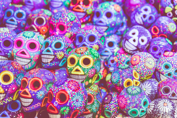 Crânes colorés décorés, symbole de la mort en céramique au marché, jour de la mort, Mexique - Photo, image