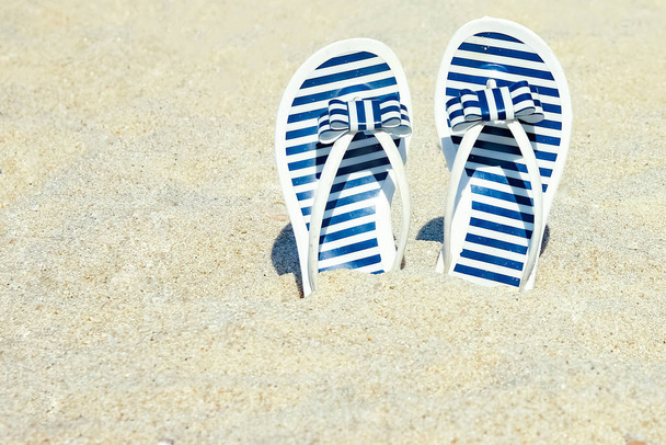 belle pantofole nella sabbia del mare in Grecia sfondo
 - Foto, immagini
